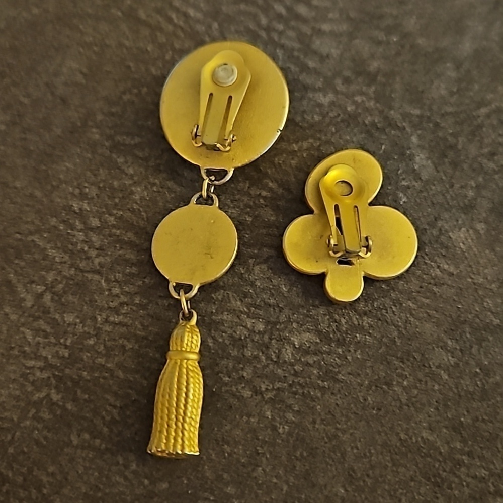 VTG 1980s Mismatched Etruscan Style Egyptian Revival Clip-on Earrings - Picture 6 of 6